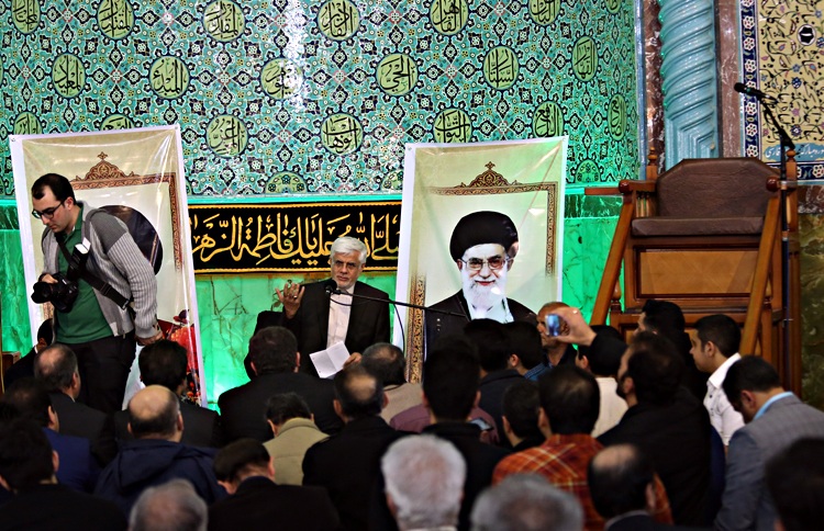 عارف در مسجد محله احمدی‌نژاد سخنرانی کرد