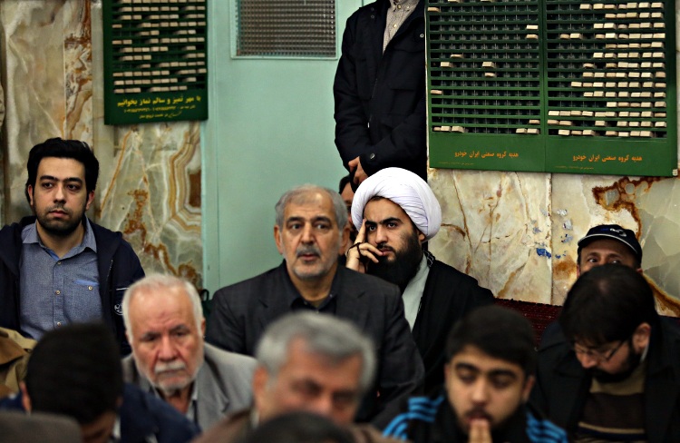 عارف در مسجد محله احمدی‌نژاد سخنرانی کرد