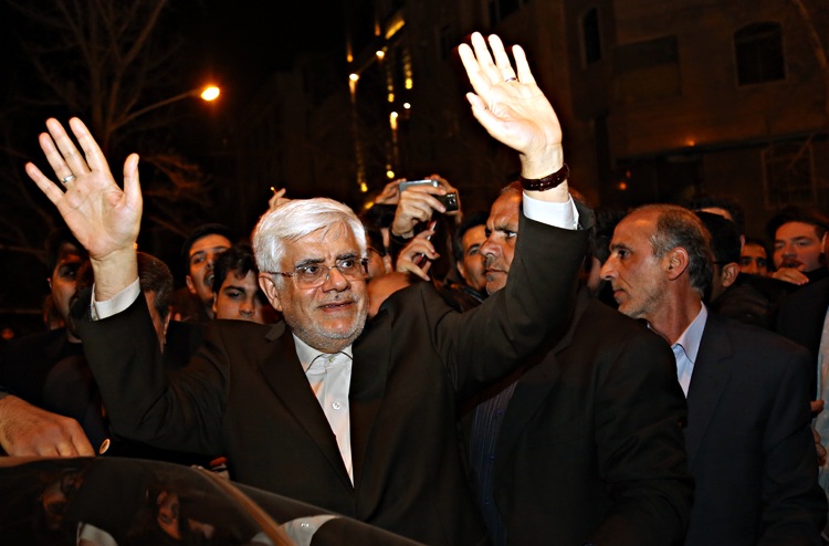 عارف در مسجد محله احمدی‌نژاد سخنرانی کرد