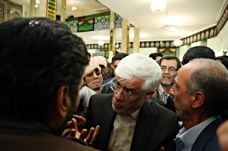 عارف در مسجد محله احمدی‌نژاد سخنرانی کرد