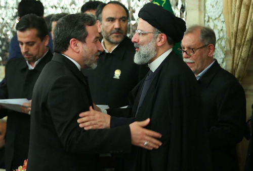 (تصاویر) عراقچی و فانی خادم رضوی(ع) شدند (تصاویر) عراقچی و فانی خادم رضوی(ع) شدند