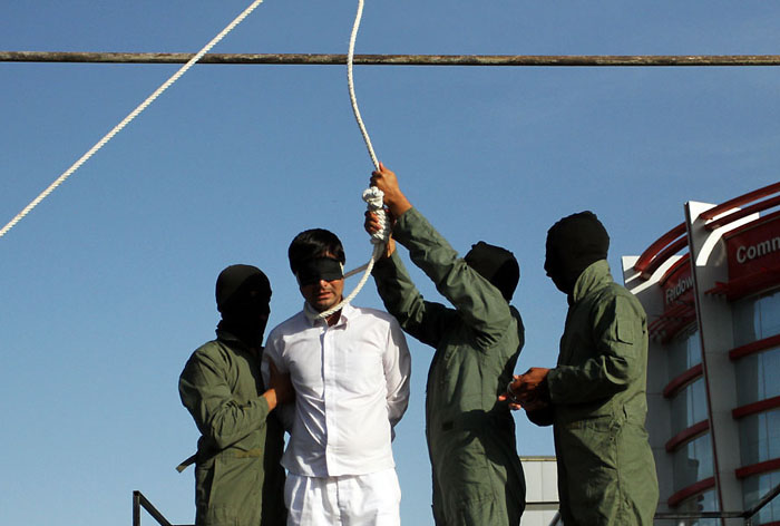 (تصاویر) اعدام قاتل طلافروش در مشهد (تصاویر) اعدام قاتل طلافروش در مشهد