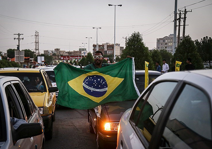 (تصاویر) جشن خیابانی آبادانیها با پرچم برزیل (تصاویر) جشن خیابانی آبادانیها با پرچم برزیل