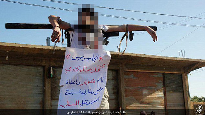 (تصاویر) داعش قلب جوانی را با چاقو درید (تصاویر) داعش قلب جوانی را با چاقو درید