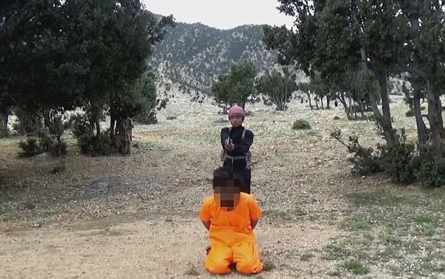 (تصاویر) اعدام عضو طالبان توسط کودک داعشی (تصاویر) اعدام عضو طالبان توسط کودک داعشی