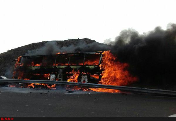 اتوبوس مسافربری در جاده قم در آتش سوخت اتوبوس مسافربری در جاده قم در آتش سوخت