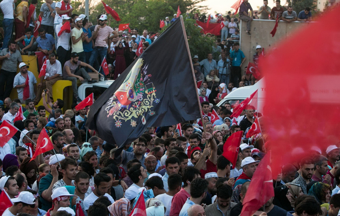 (تصا.یر) سخنرانی اردوغان مقابل خانه‌اش