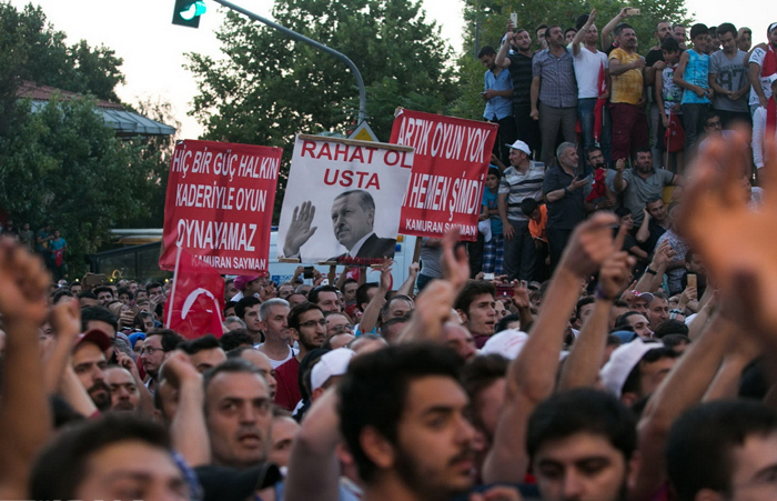(تصا.یر) سخنرانی اردوغان مقابل خانه‌اش