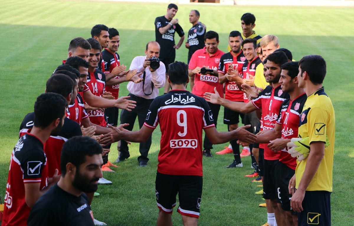 (تصاویر) استقبال گرم پرسپولیسیها از طارمی (تصاویر) استقبال گرم پرسپولیسیها از طارمی