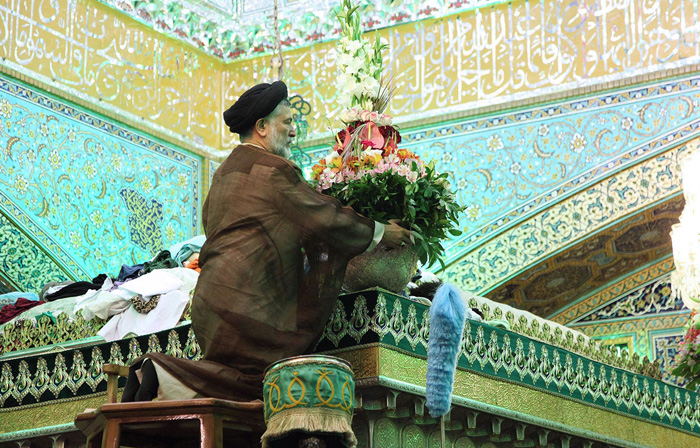 تصاویر/ تعویض گلهای ضریح امام رضا(ع) تصاویر/ تعویض گلهای ضریح امام رضا(ع)