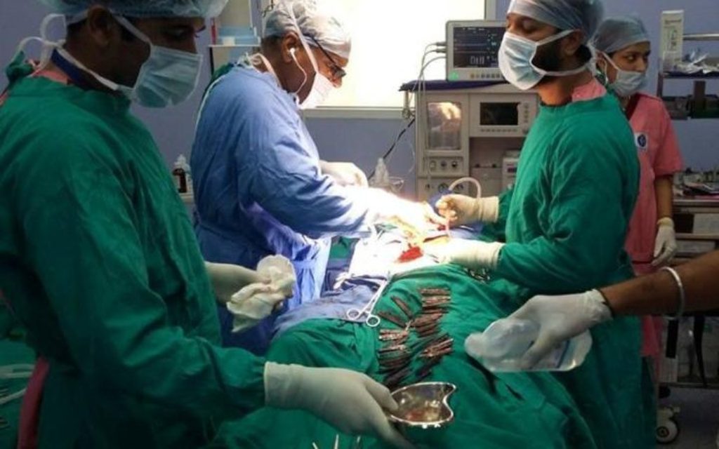 (تصویر) چاقو در معده بیمار (تصویر) چاقو در معده بیمار