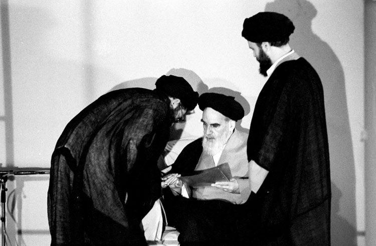 (تصاویر) تنفیذ ریاست جمهوری آیتالله خامنهای (تصاویر) تنفیذ ریاست جمهوری آیتالله خامنهای