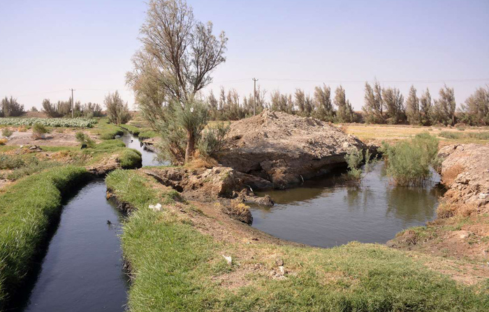 (تصاویر) آبیاری زمین با آب فاضلاب در سیستان (تصاویر) آبیاری زمین با آب فاضلاب در سیستان