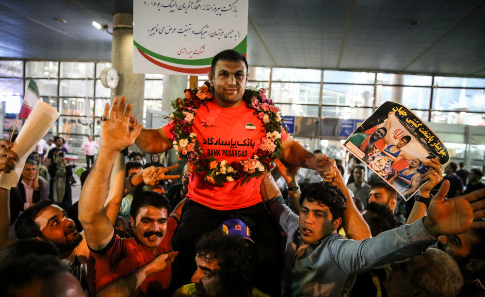 (تصاویر) بازگشت قهرمانیان کشتی آزاد از ریو (تصاویر) بازگشت قهرمانیان کشتی آزاد از ریو