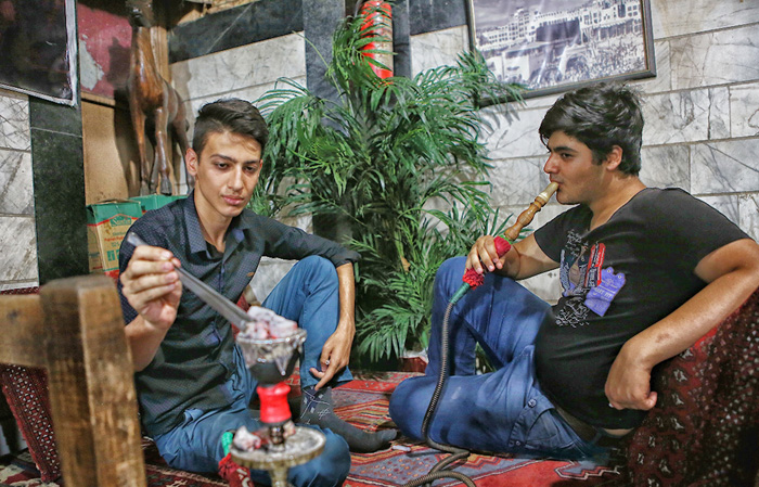 (تصاویر) اپیدمی قلیان بین جوانان و نوجوانان (تصاویر) اپیدمی قلیان بین جوانان و نوجوانان