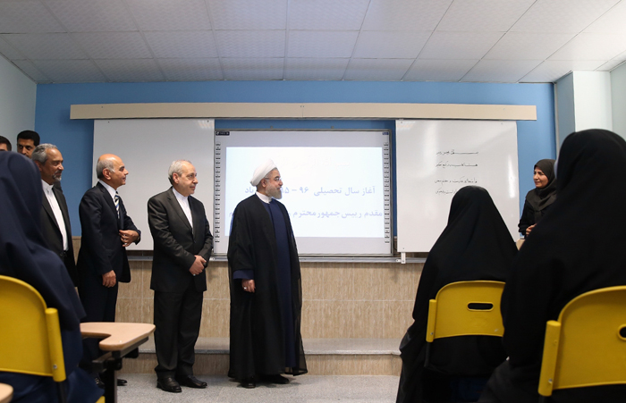 (تصاویر) روحانی زنگ آغاز سال تحصیلی را ب (تصاویر) روحانی زنگ آغاز سال تحصیلی را ب