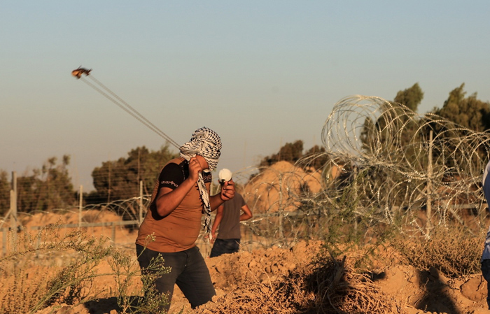 (تصاویر) حمله سربازان اسرائیل به جوانان در غزه