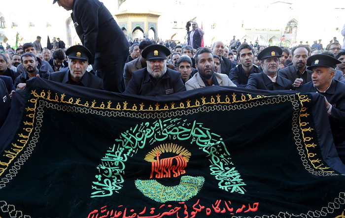 (تصاویر) نصب پرچم عزا بر فراز گنبد رضوی (تصاویر) نصب پرچم عزا بر فراز گنبد رضوی