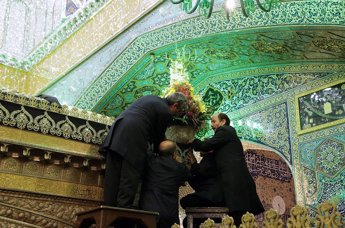 (تصاویر) نصب پرچم عزا بر فراز گنبد رضوی (تصاویر) نصب پرچم عزا بر فراز گنبد رضوی
