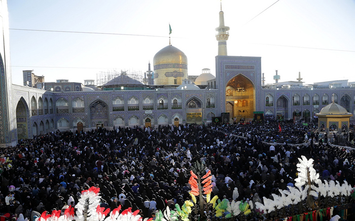 (تصاویر) نصب پرچم عزا بر فراز گنبد رضوی (تصاویر) نصب پرچم عزا بر فراز گنبد رضوی