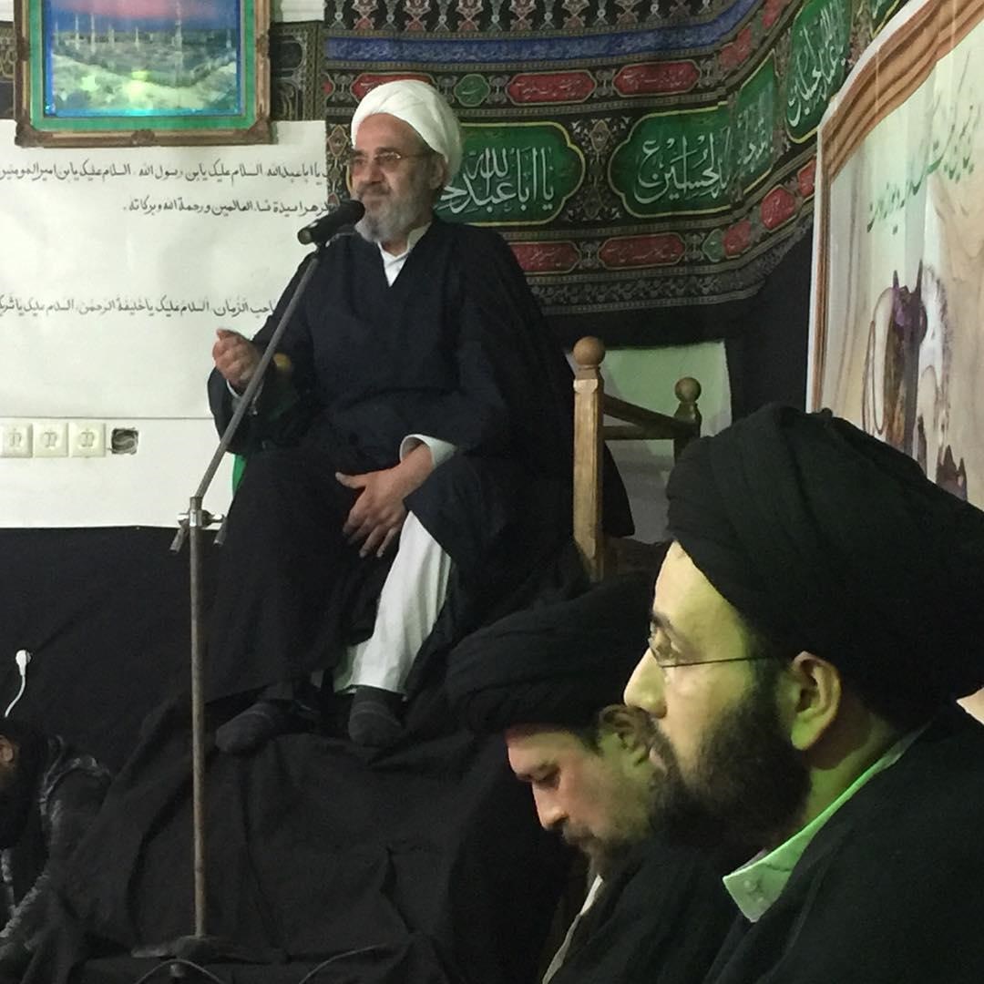 تصویری از سیدحسن خمینی و برادرش در مراسم عزاداری
