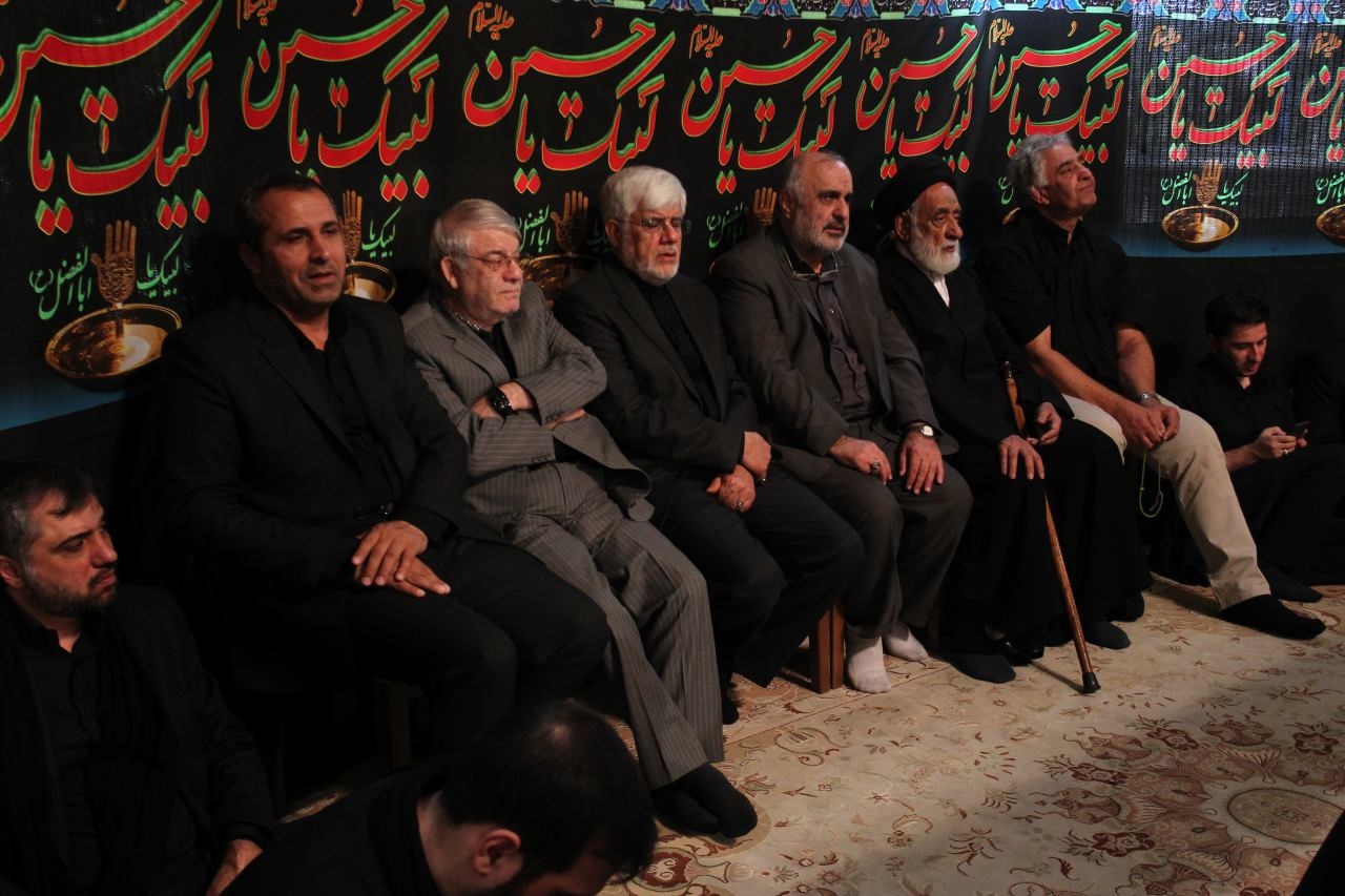 (تصویر) رویارویی عارف و علی پروین در یک مراسم عزاداری (تصویر) رویارویی عارف و علی پروین در یک مراسم عزاداری