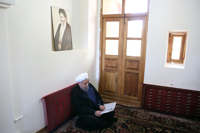 (تصاویر) روحانی در بیت امام(ره) در خمین (تصاویر) روحانی در بیت امام(ره) در خمین
