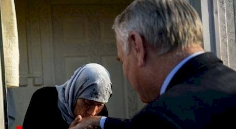 تصویر جنجالی وزیر امورخارجه فرانسه با زن پناهنده سوری تصویر جنجالی وزیر امورخارجه فرانسه با زن پناهنده سوری