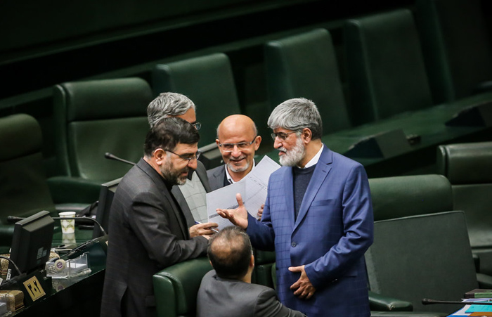 (تصاویر) مطهری در حال خواندن کیهان