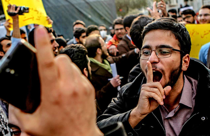 (تصاویر) حضور مجید انصاری در دانشگاه حاشیه ساز شد (تصاویر) حضور مجید انصاری در دانشگاه حاشیه ساز شد