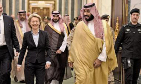 (عکس) جنجال بر سر پوشش وزیر دفاع آلمان در عربستان (عکس) جنجال بر سر پوشش وزیر دفاع آلمان در عربستان