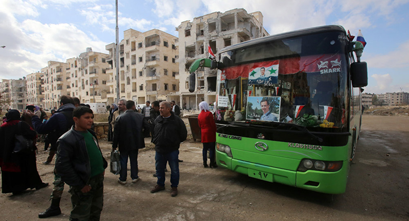 (تصاویر) انتقال تروریستها از حلب زیر عکس اسد! (تصاویر) انتقال تروریستها از حلب زیر عکس اسد!