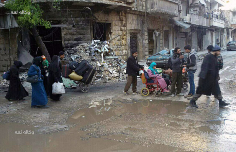 (تصاویر) انتقال تروریستها از حلب زیر عکس اسد! (تصاویر) انتقال تروریستها از حلب زیر عکس اسد!