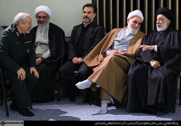 (عکس) خوش و بش برادر رهبر انقلاب با ناطقنوری و سردار صفوی (عکس) خوش و بش برادر رهبر انقلاب با ناطقنوری و سردار صفوی