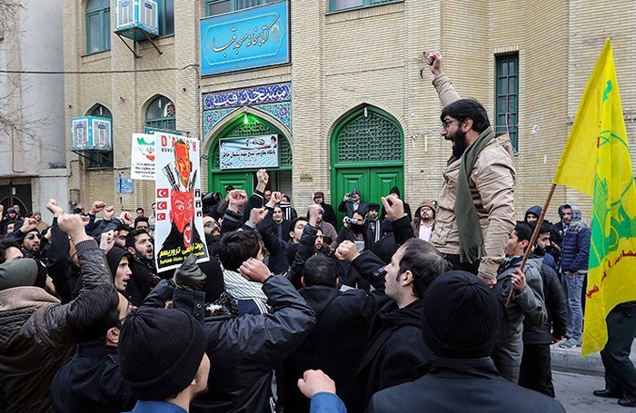 (تصاویر) تجمع مقابل کنسولگری ترکیه در مشهد (تصاویر) تجمع مقابل کنسولگری ترکیه در مشهد