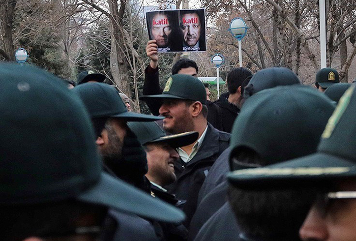 (تصاویر) تجمع مقابل کنسولگری ترکیه در مشهد (تصاویر) تجمع مقابل کنسولگری ترکیه در مشهد