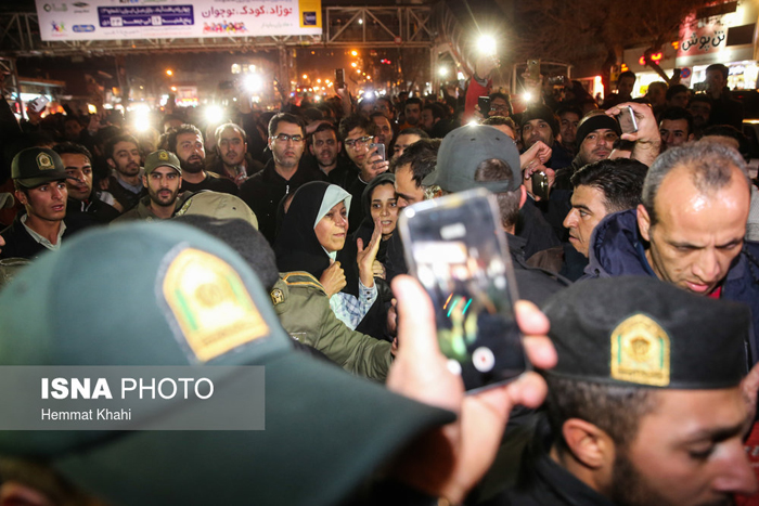 (تصاویر) گریههای مهدی و فائزه مقابل بیمارستان (تصاویر) گریههای مهدی و فائزه مقابل بیمارستان