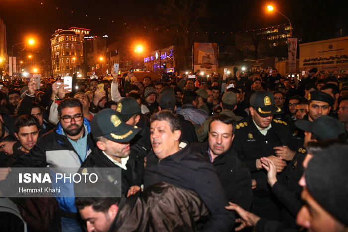 (تصاویر) گریههای مهدی و فائزه مقابل بیمارستان (تصاویر) گریههای مهدی و فائزه مقابل بیمارستان