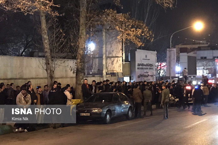 (تصاویر) گریههای مهدی و فائزه مقابل بیمارستان (تصاویر) گریههای مهدی و فائزه مقابل بیمارستان