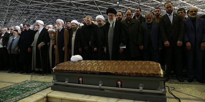 (تصاویر) اقامه نماز رهبرانقلاب بر پیکر 
