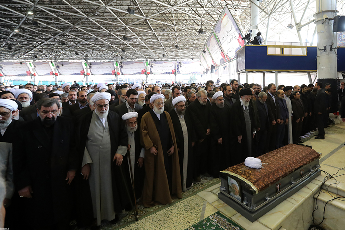 (تصاویر) نماز رهبرانقلاب بر پیکر 