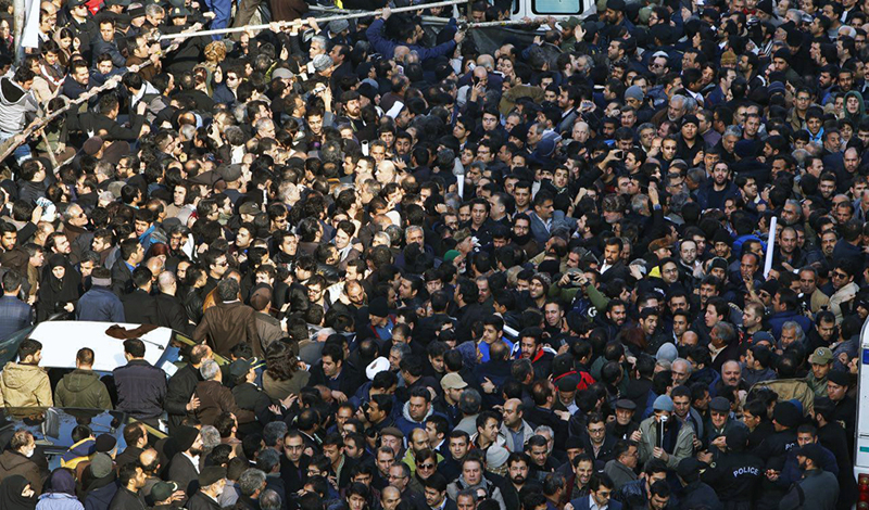 (تصاویر) پیکر هاشمی میان سیل جمعیت (تصاویر) پیکر هاشمی میان سیل جمعیت