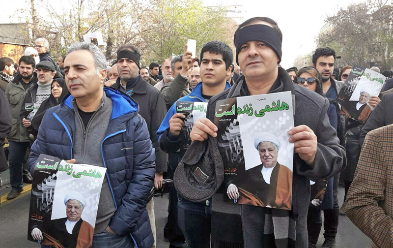 (تصاویر) پیکر هاشمی میان سیل جمعیت (تصاویر) پیکر هاشمی میان سیل جمعیت