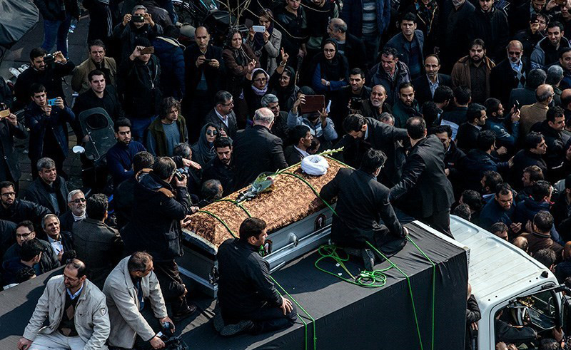 (تصاویر) پیکر هاشمی میان سیل جمعیت (تصاویر) پیکر هاشمی میان سیل جمعیت