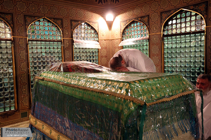 (تصاویر) سردار سلیمانی در غبارروبی حرم رضوی (تصاویر) سردار سلیمانی در غبارروبی حرم رضوی