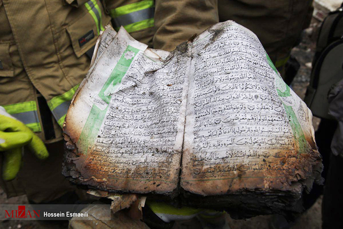 (تصاویر) قرآن از پلاسکو سالم بیرون آمد (تصاویر) قرآن از پلاسکو سالم بیرون آمد