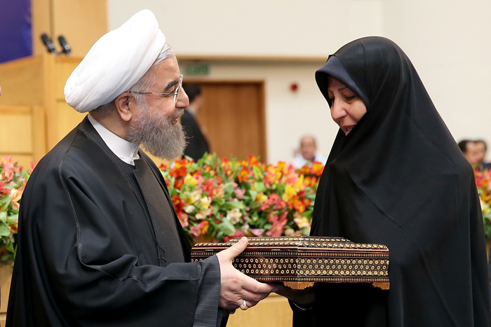 (تصاویر) تقدیر روحانی از فاطمه هاشمی (تصاویر) تقدیر روحانی از فاطمه هاشمی