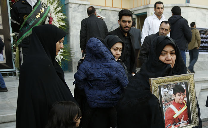 (تصاویر) احمدی‌نژاد در مراسم چهلم شهدای پلاسکو