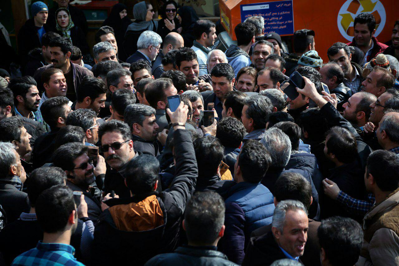 (تصاویر) حضور احمدی نژاد در بازار تهران