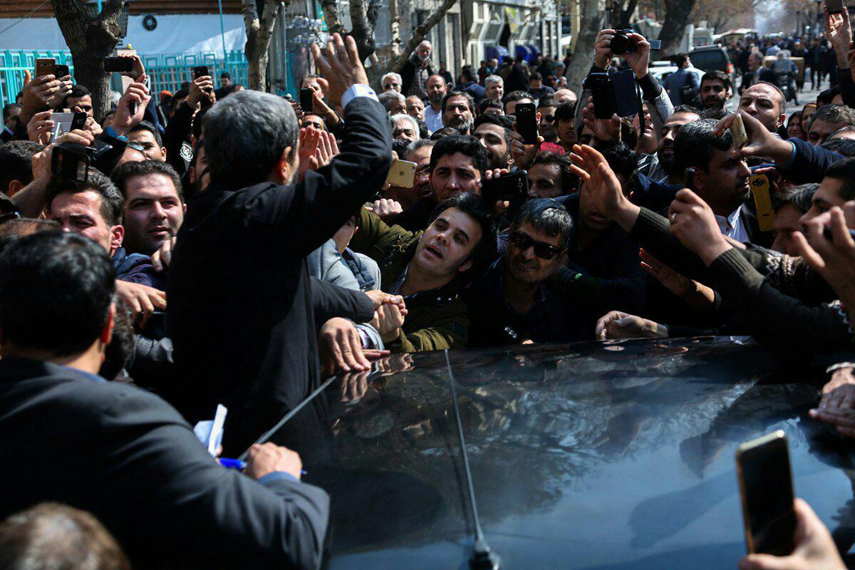 (تصاویر) حضور احمدی نژاد در بازار تهران